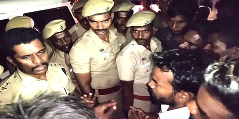 கடலூர்: ஊர்வலத்தில் திடீர் மோதல்... ஆம்புலன்ஸிலும் அடாவடியில் ஈடுபட்ட நபர்களால் பரபரப்பு