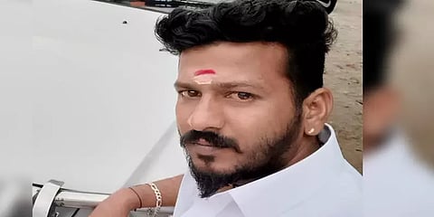 திருச்சி: நடுரோட்டில் அதிமுக நிர்வாகி வெட்டிக் கொலை