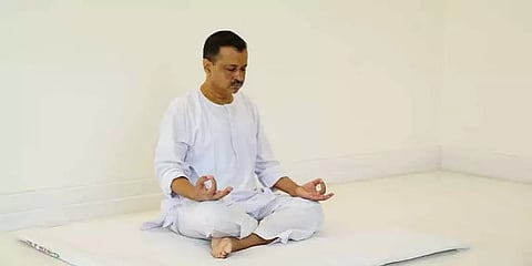 "நிலைமை மோசமாக உள்ளது; நாட்டையும் மக்களையும் காப்பாத்தணும்"- டெல்லி முதல்வர் தியானம்