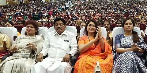 "பெண்களுக்கு கல்வி தான் முக்கியம்; கல்வி இருந்தால் எதையும் சாதிக்க முடியும்"- குஷ்பு