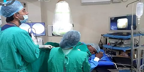 75 வயது முதியவர் உடலில் 3,000 சிறுநீரக கற்கள்... ஆபரேஷனே இல்லாமல் அகற்றிய மருத்துவர்கள்!