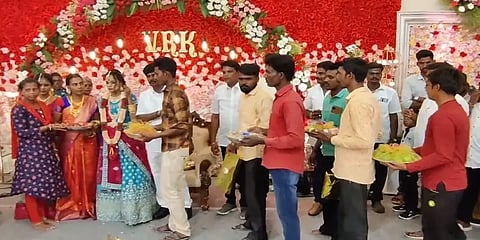 குடும்ப நிகழ்ச்சிக்கு அழைத்த ஓனர்..சீர்வரிசையோடு வந்த வடமாநிலத்தவர்கள்!-நெகிழ்ச்சி சம்பவம்