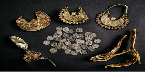 பூமிக்கடியில் புதையல்?”.. ஆய்வில் வரலாற்று ஆசிரியரிடம் கிடைத்த 13ம் நூற்றாண்டு ஆபரணங்கள்!