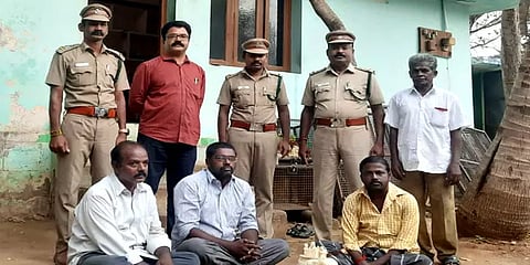 மதுரை: தந்தத்தால் செய்யப்பட்ட யானை பொம்மைகள் விற்பனை.. கொல்லப்பட்டதா யானைகள்?