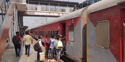 முன்பதிவு இல்லாமலே குவிந்த வடமாநிலத்தவர்! அபாய சங்கிலியை இழுத்து ரயிலை நிறுத்திய பயணிகள்!