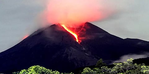 இந்தோனேஷியா: செக்கச்செவேல் என தீக்குழம்பை கக்கும் மெராபி எரிமலை