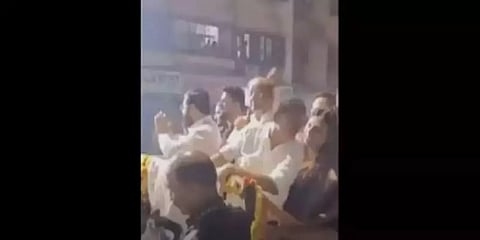 முதல்வர் ஷிண்டே இருந்த ஓபன் வேனில் சிவசேனா எம்எல்ஏவுக்கு முத்தமிட்ட செய்தி தொடர்பாளர்!