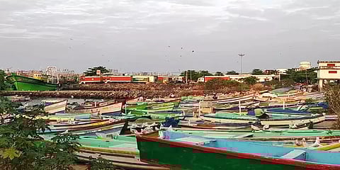 கன்னியாகுமரி: சுற்றி அடிக்கும் சூறைக்காற்று சீற்றமான கடல் - கரையில் காத்திருக்கும் படகுகள்