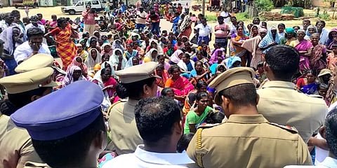 மதுரை: மதுபானக் கடையை அகற்றக் கோரி 2-வது நாளாக சாலை மறியலில் ஈடுபட்ட பெண்கள்