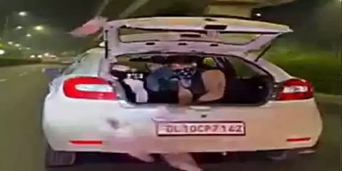 ஓடிய காரில் இருந்து பணத்தை அள்ளி வீசிய நபர்... வைரலாகும் வீடியோ!