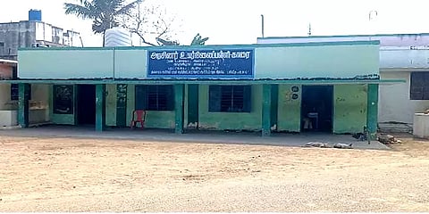 "தரம் உயர்த்தப்பட்டு 15 வருஷமாச்சு... இன்னும் கழிவறை வசதிகூட வரலை"- அரசு பள்ளியின் அவலநிலை