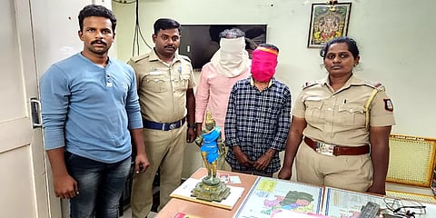 வேலூர்: கருவேப்பிலை கட்டுக்குள் கடத்தப்பட்ட ஐம்பொன் சிலை! மடக்கிப்பிடித்த காவல்துறை