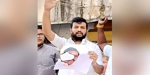 இபிஎஸ் படம் எரிப்பு விவகாரம்: இரவில் நீக்கப்பட்டு அதிகாலையில் சேர்க்கப்பட்ட பாஜக நிர்வாகி!