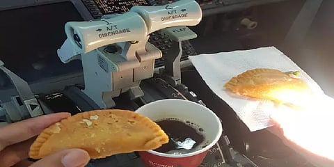 நடுவானில் சமோசா, காபியுடன் ஹோலி கொண்டாடிய விமானிகள்.. அதிரடியில் இறங்கிய ஸ்பைஸ்ஜெட்!