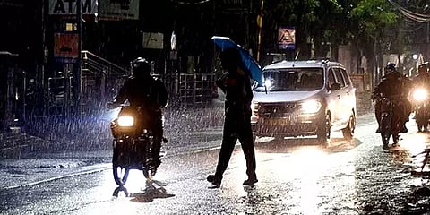 தேனி முதல் கிருஷ்ணகிரி வரை.. தமிழ்நாட்டின் பல மாவட்டங்களில் மண்ணை குளிர்வித்த மழை!