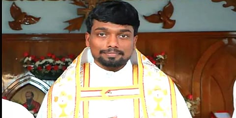 ”அந்தரங்க உறுப்புக்களின் போட்டோவை வாட்ஸ் அப்பில் அனுப்பினார்”-பாதிரியார் மீது பகீர் புகார்