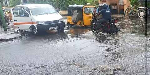 தேனி முதல் திருவள்ளூர் வரை கொட்டிய கோடை மழை.. சென்னையில் மழையால் முடங்கியது போக்குவரத்து!