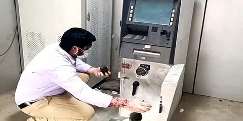 திடீரென எழுந்த அலாரம் சத்தம்.. ஏடிஎம் மையத்தில் இருந்து தப்பியோடிய கொள்ளையர்கள்!