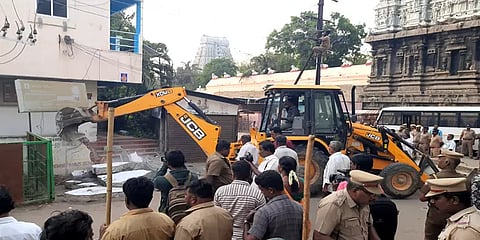 கோவில் நிலத்தை ஆக்கிரமித்து வீடு கட்டிய பாஜக நிர்வாகி.. இடித்து தரைமட்டமாக்கிய நிர்வாகம்!