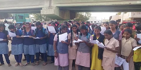 குடிபோதையில் தொந்தரவு செய்றாங்க ; மதுக்கடையை மூட சொல்லி 30் அரசு பள்ளி மாணவிகள் போராட்டம்