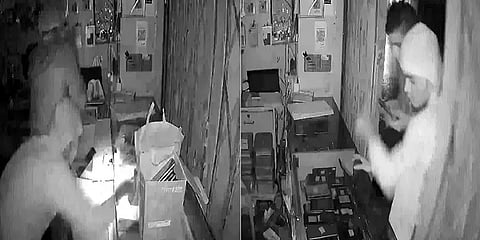 சிசிடிவியை கூட கவனிக்காமல் பொறுமையாக திருடிய நபர்கள்! செல்போன் கடையில் கைவரிசை