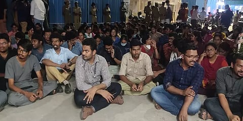 கீழ்ப்பாக்கம் அரசு மருத்துவமனையில் பயிற்சி மருத்துவர்கள் திடீர் போராட்டம்! காரணம் இதுதான்!