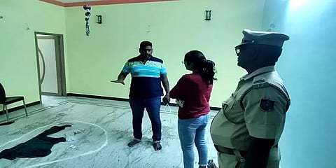 விலாசம் கேட்பதுபோல் நடித்து தொழிலதிபர் வீட்டில் 36 லட்சம் பணம் 80 சவரன் நகை கொள்ளை