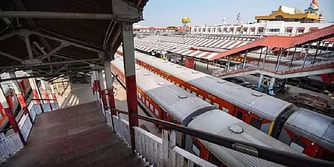 பாட்னா ரயில் நிலைய டிவியில் திடீரென ஒளிப்பரப்பான ஆபாச வீடியோ - அதிர்ந்துபோன பயணிகள்!