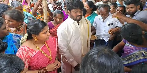 அடுத்த வாரம் திருமணம்.. திடீரென இறந்த தந்தை; மகன் செய்த செயலால் நெகிழ்ந்துபோன கிராம மக்கள்