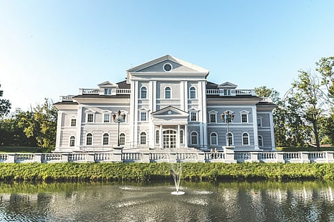 Drake Luxury Mansion - Where Does Drake Live?