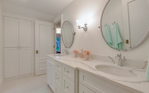 A Bathroom Vanity with Quartz Countertop to Elevate Any Space