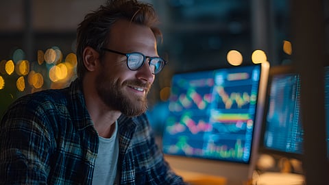 Investor analyzing real-time stock charts, reflecting modern fee-free trading strategies