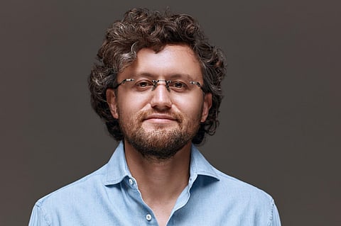 Portrait of a man with glasses.