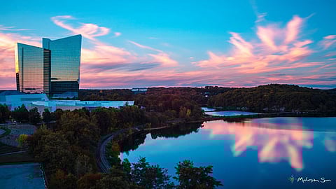 MOHEGAN SUN: STAYING AT THE LUXURIOUS HOTEL