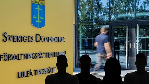 Brutalt rån med hammare, kniv och häftpistol i Luleå – Fyra personer åtalas