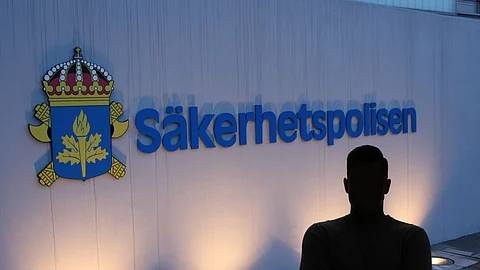 Spionmisstänkte toppdiplomaten död – poliser talade inte svenska vid gripandet