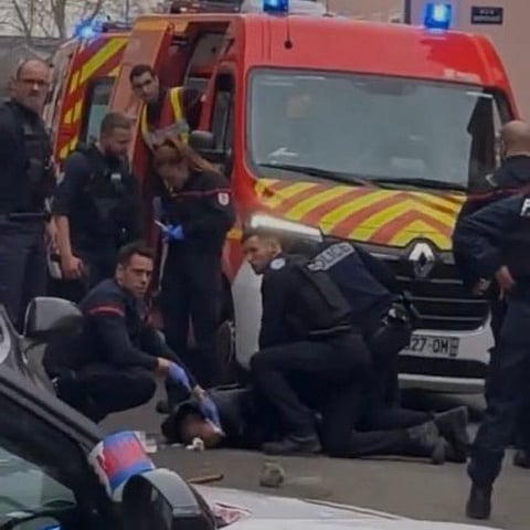 Islamistisk knivattack i Frankrike: En död och flera poliser allvarligt skadade