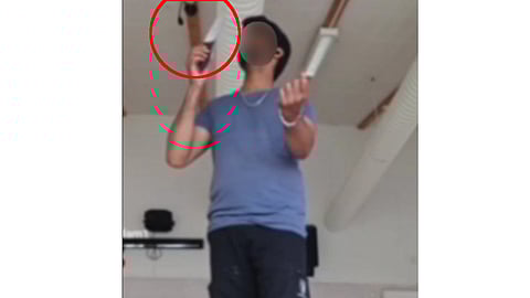 Lokalvårdare anmäld för grovt brott mot knivlagen efter att ha fejkat självmord på skola