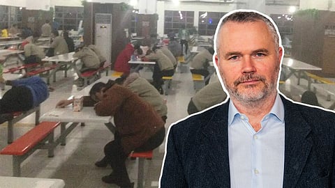 Richard Sörman. Utmattade arbetare i kinesisk elektronikfabrik i bakgrunden.