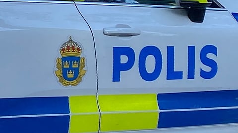 Två personer befann sig i lägenheten vid skjutningen.