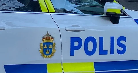 Man i 30-årsåldern vårdas på sjukhus.