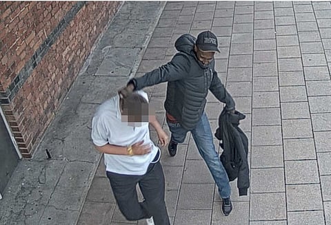 Vuxen man rånade och slog 15-årig pojke