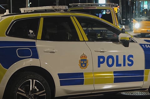 Tonårsflicka knivhuggen på buss – fyra gripna för mordförsök