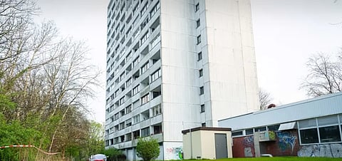 Gäng misstänks ha knuffat pojke från åttonde våningen i höghus i Tyskland