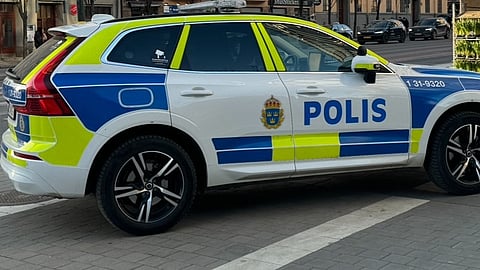 Polisen larmades om stölderna klockan 23.40 på onsdagskvällen.