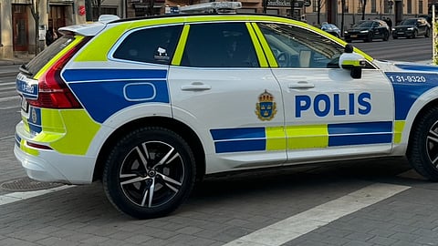 Den skadade mannen fördes till sjukhus med oklara skador.