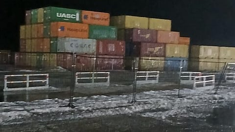 Det står hundratals containrar med batteriavfall på Northvolt Revolt i Skellefteå.