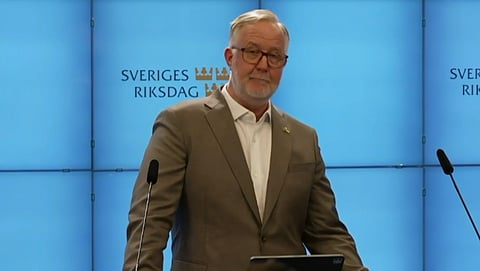 Här får Aftonbladets reporter spel efter nobben av Johan Pehrson: "Jättekonstigt, ju!"