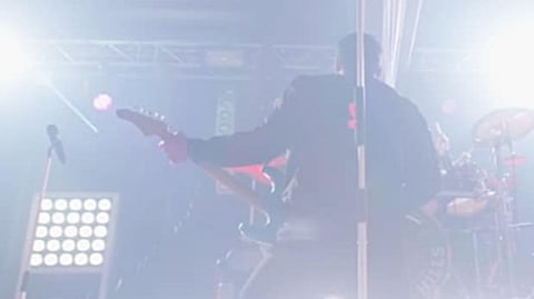 – Det är så tragiskt så man knappt hittar ord men det är som det är, säger Emil Holmgren, som nu gjort en låtvariant på Rammsteins "Du hast" om Northvolt.