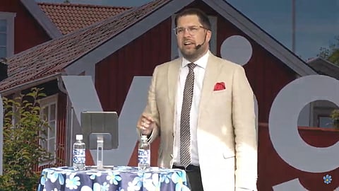 - Nu kommer solen, säger Jimme Åkesson under sitt vårtal.